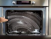 laver la vitre d'un four avec de la mousse 13634.jpg